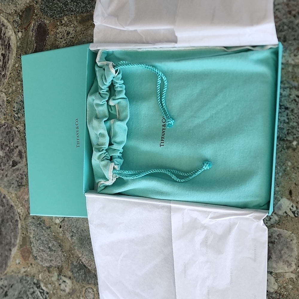 Tiffany Leather iPad/Tablet Cover - Picture 9 of 12